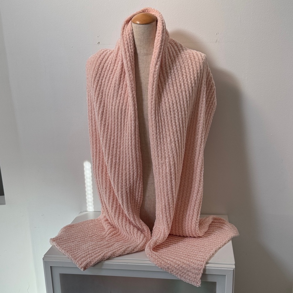 NWOT!!!! Elegant Pink Knit Scarf - Picture 2 of 5